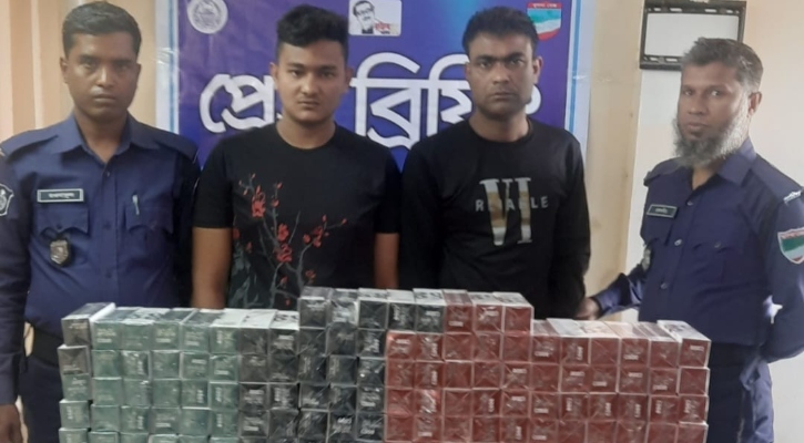 বেনাপোলে চোরাই প্রসাধনীসহ দুই পাচারকারী আটক 